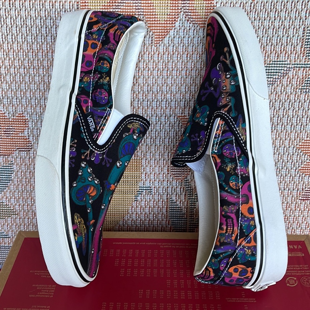 Vans Classic Slip-On
Trippy Drip Black Multi
VNOA7Q5DOZB
Men’s sneakers - Picture 12 of 16